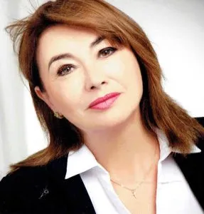 dr. med. angelika rietz with brown hair wearing a black jacket